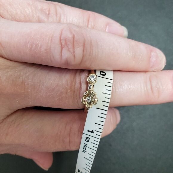 Gold tone flower ring Approx size 8 - Picture 8 of 8